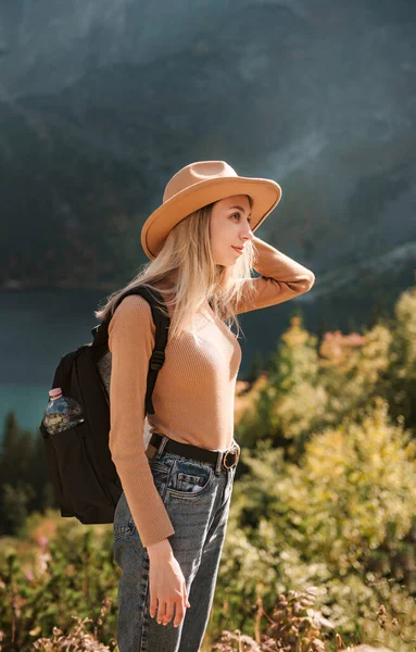 Woman Traveler Wearing Hat Looking Amazing Mountains Lake Wanderlust Travel — Stock Photo, Image