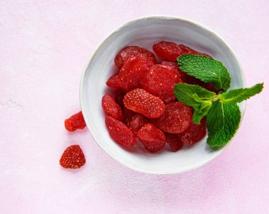 Beton arka planda kurumuş çilekler. 