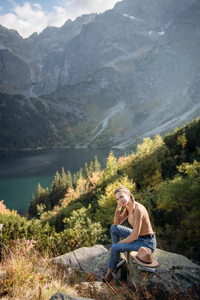 Молодая Женщина Туристка Сидящая Вершине Горы Красивых Гор Пейзаж Спортивной — стоковое фото