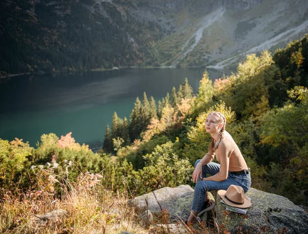 Giovane Turista Seduta Sulla Cima Della Montagna Belle Montagne Paesaggio — Foto Stock