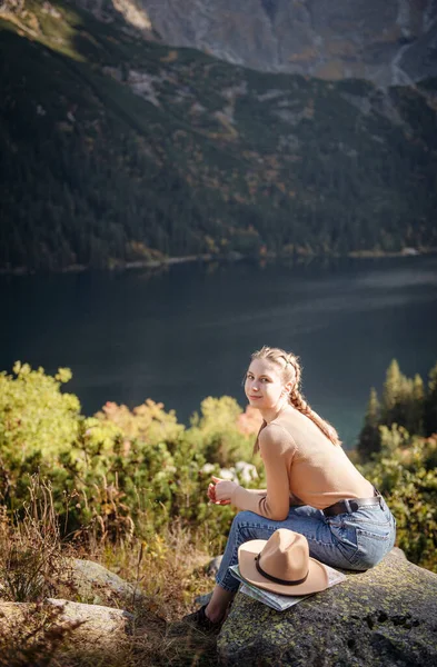 Genç Bayan Turist Dağın Zirvesinde Güzel Dağlarda Oturuyor Sportif Kızla — Stok fotoğraf