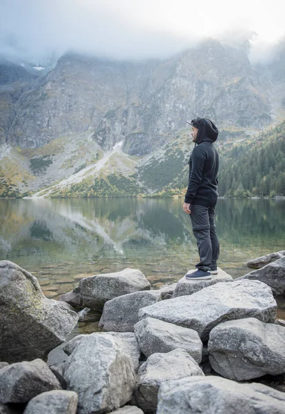 Похідний Чоловік Подорожує Відкритим Способом Життя Молодий Мандрівник Гірському Пейзажі — стокове фото