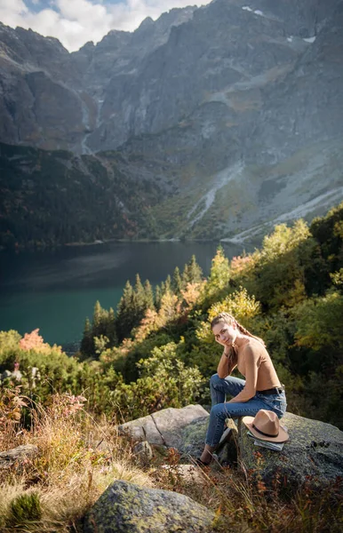 Jovem Turista Sentada Pico Montanha Belas Montanhas Paisagem Com Menina — Fotografia de Stock