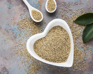 Eski bir beton arka planda beyaz kinoa tohumları