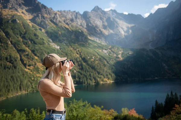 Fotograf Turystyczny Podróżnik Stojący Zielonym Szczycie Góry Trzymając Ręku Cyfrowy — Zdjęcie stockowe