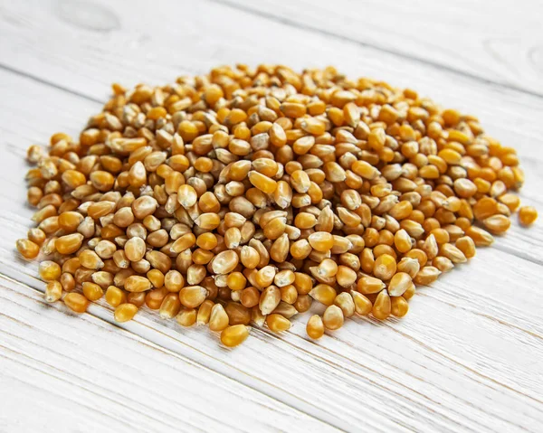 Suchá Kukuřice Semena Bílém Dřevěném Pozadí — Stock fotografie