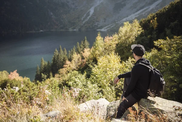 Homem Turista Relaxante Topo Uma Colina Assistindo Paisagem Maravilhosa Montanhas — Fotografia de Stock