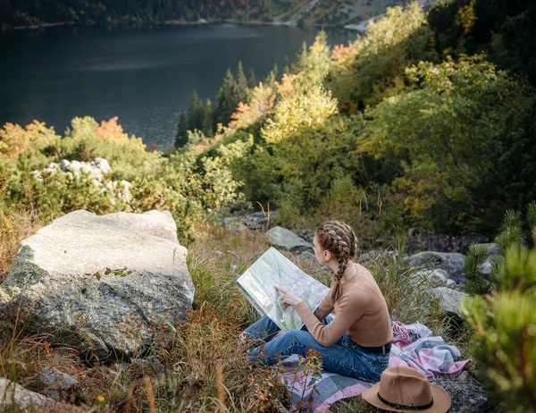 Jovem Turista Sentada Pico Montanha Belas Montanhas Paisagem Com Menina — Fotografia de Stock