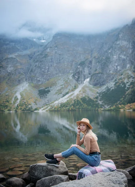 Jeune Touriste Femme Assise Sur Sommet Montagne Belles Montagnes Paysage — Photo
