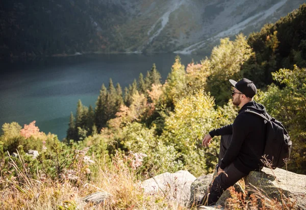Чоловік Відпочиває Вершині Пагорба Спостерігаючи Чудові Пейзажі Гір Озера — стокове фото