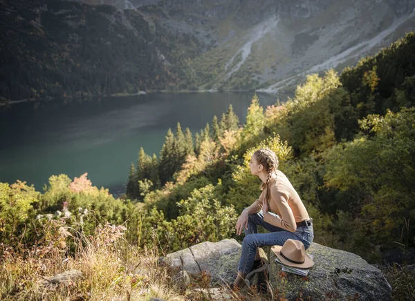 Jovem Turista Sentada Pico Montanha Belas Montanhas Paisagem Com Menina — Fotografia de Stock