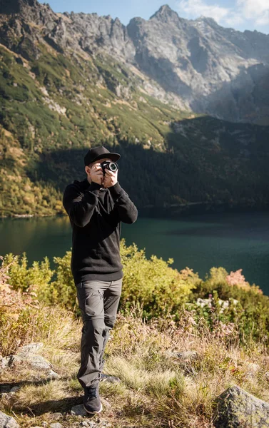 Young Man Photographer Taking Photographs Digital Camera Mountains Travel Active — Fotografia de Stock