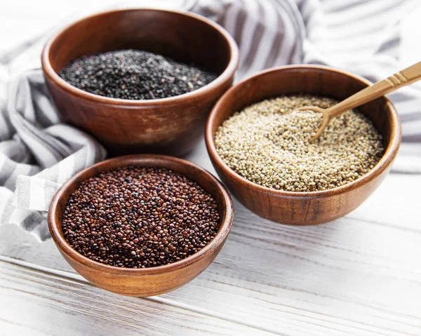 Sementes Quinoa Vermelhas Pretas Brancas Fundo Madeira — Fotografia de Stock