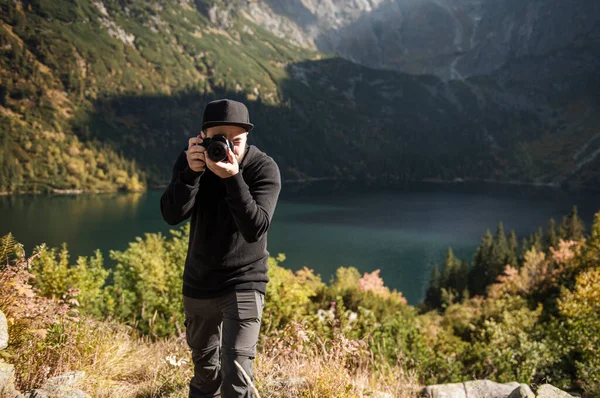 Young Man Photographer Taking Photographs Digital Camera Mountains Travel Active — Fotografia de Stock