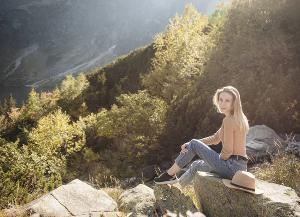 Giovane Turista Seduta Sulla Cima Della Montagna Belle Montagne Paesaggio — Foto Stock