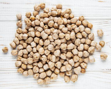 Pişmemiş kuru bezelyeler eski ahşap bir masada.