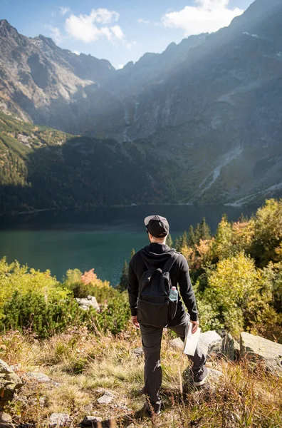 Jovem Viajante Com Mapa Mochila Relaxante Livre Com Montanhas Rochosas — Fotografia de Stock