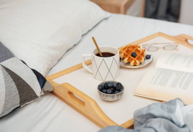 Viyana waffle 'ı ve yatakta kahve. Sabah kahvaltısı.
