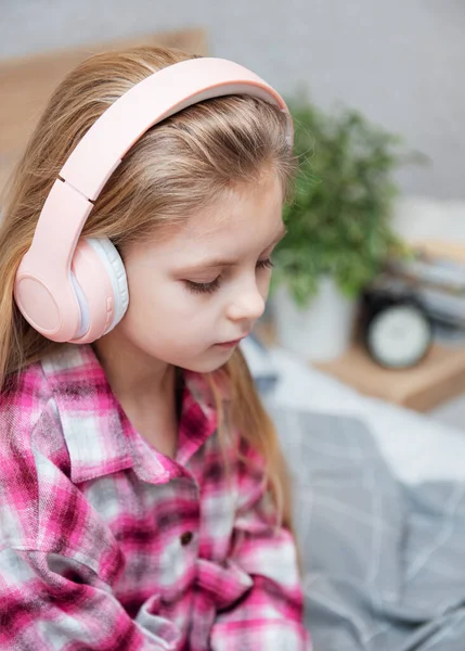 Adorable Little Girl Headphones Enjoy Music — Stock Photo, Image
