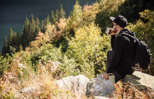 Человек Турист Отдыхает Вершине Холма Наблюдая Прекрасный Пейзаж Гор Озера — стоковое фото