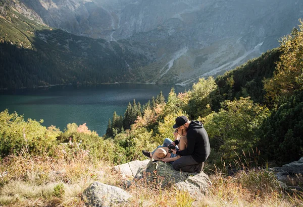 Homem Mulher Viajam Juntos Romântico Casal Viajante Assistindo Bela Paisagem — Fotografia de Stock