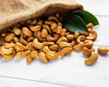 Eski ahşap bir masanın üstünde lezzetli fındıklar.