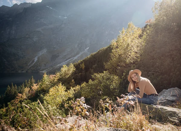 Genç Bayan Turist Dağın Zirvesinde Güzel Dağlarda Oturuyor Sportif Kızla — Stok fotoğraf