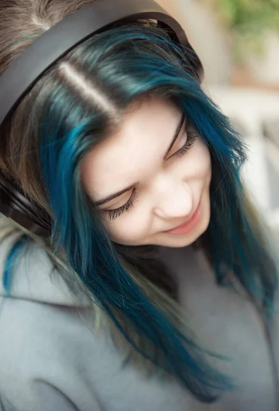 Fiatal Tinédzser Lány Kék Hajjal Fülhallgatóval — Stock Fotó