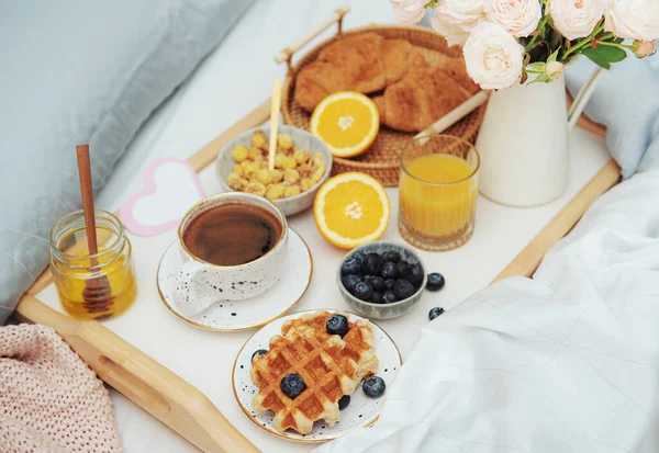 Petit Déjeuner Romantique Avec Café Gaufres Jus Orange Fleurs Roses — Photo