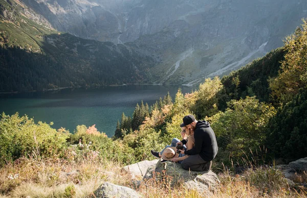 Homem Mulher Viajam Juntos Romântico Casal Viajante Assistindo Bela Paisagem — Fotografia de Stock