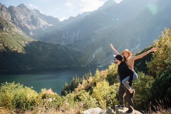 Happy Loving Couple Tourists Walking Mountains Enjoying View Man Lifts — Fotografia de Stock