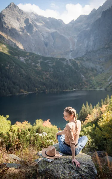 Jovem Turista Sentada Pico Montanha Belas Montanhas Paisagem Com Menina — Fotografia de Stock