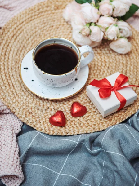 Романтический Завтрак Кофе Подарочной Коробкой Цветами Роз — стоковое фото