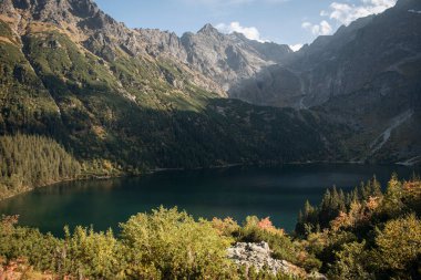 Polonya 'daki Tatra dağlarında Morskie Oko Gölü (Denizin Gözü). Zakopane kenti yakınlarındaki Tatra Ulusal Parkı 'ndaki ünlü Polonya tatil köyü..