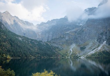 Polonya 'daki Tatra dağlarında Morskie Oko Gölü (Denizin Gözü). Zakopane kenti yakınlarındaki Tatra Ulusal Parkı 'ndaki ünlü Polonya tatil köyü..