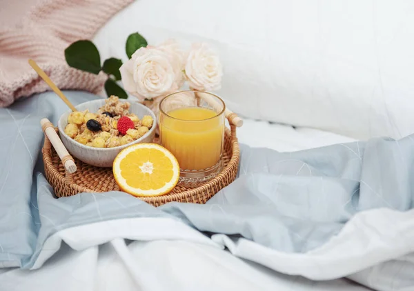 Portakal Suyu Gül Çiçekleriyle Romantik Kahvaltı — Stok fotoğraf