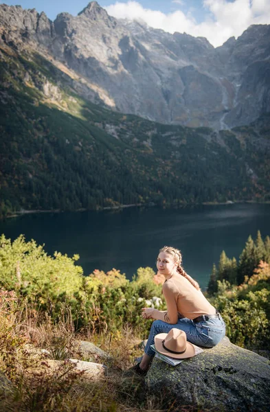 Jovem Turista Sentada Pico Montanha Belas Montanhas Paisagem Com Menina — Fotografia de Stock