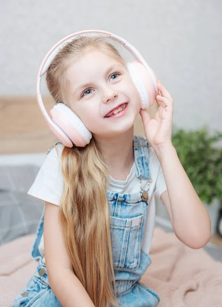 Adorable Niña Auriculares Disfrutar Con Una Música —  Fotos de Stock