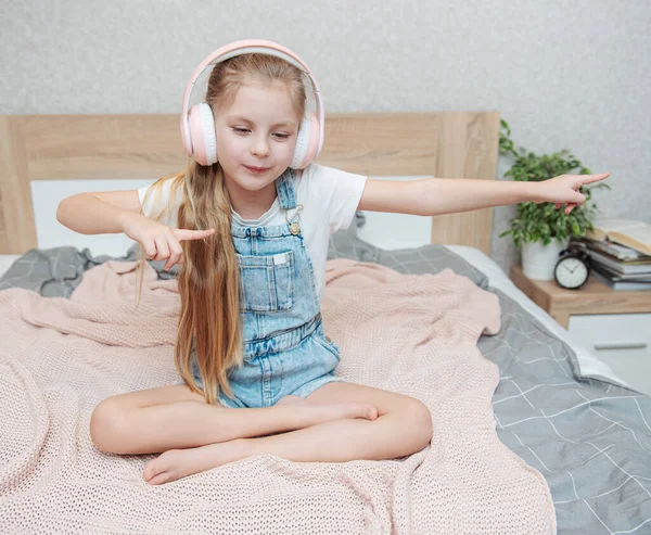 Adorable Little Girl Headphones Enjoy Music — Stock Photo, Image