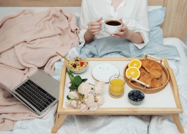 Kahve, waffle, portakal suyu ve gül çiçekleriyle romantik bir kahvaltı.. 