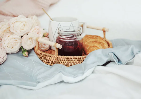 Kahveli Kruvasanlı Güllü Romantik Bir Kahvaltı — Stok fotoğraf
