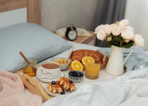 Kahve Waffle Portakal Suyu Gül Çiçekleriyle Romantik Bir Kahvaltı — Stok fotoğraf