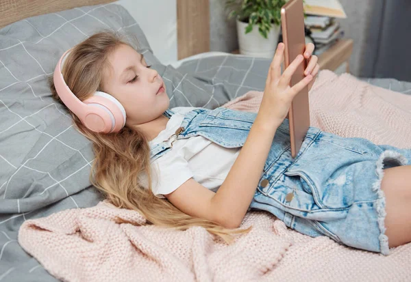 Schattig Klein Meisje Hoofdtelefoon Met Behulp Van Een Tablet Thuis — Stockfoto