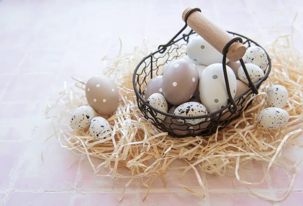 Saman üstünde Paskalya yumurtaları olan bir sepet. 