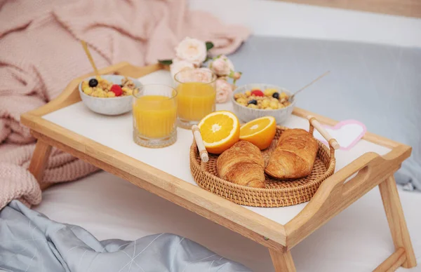 Çöreği Portakal Suyu Gül Çiçekleriyle Romantik Bir Kahvaltı — Stok fotoğraf