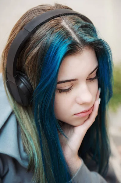 Young Teenager Girl Blue Hair Headphones — Stock Photo, Image