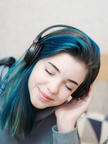 Jong Tiener Meisje Met Blauw Haar Hoofdtelefoon — Stockfoto