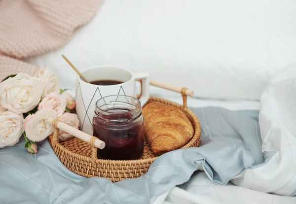 Kahveli Kruvasanlı Güllü Romantik Bir Kahvaltı — Stok fotoğraf