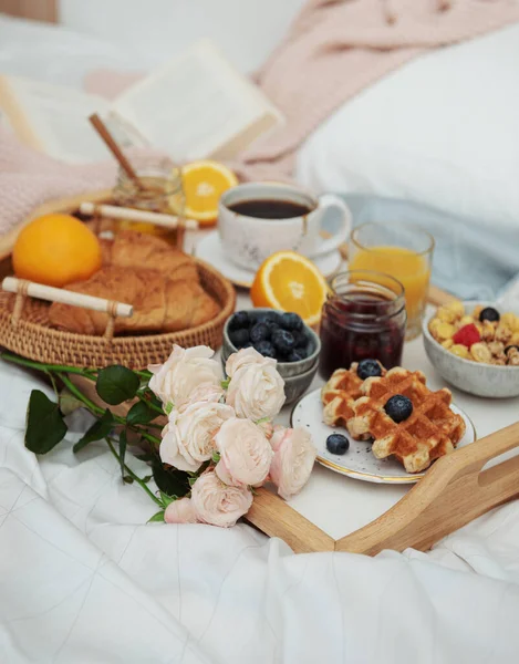 Романтический Завтрак Кофе Вафлями Апельсиновым Соком Цветами Роз — стоковое фото