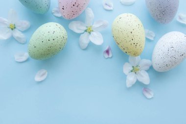 Mavi arkaplanda renkli paskalya yumurtalarının üst görünümü
